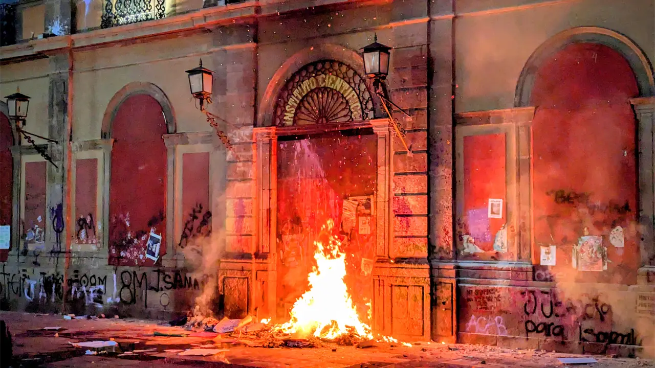 Marcha 8M termina con intervención en UASLP