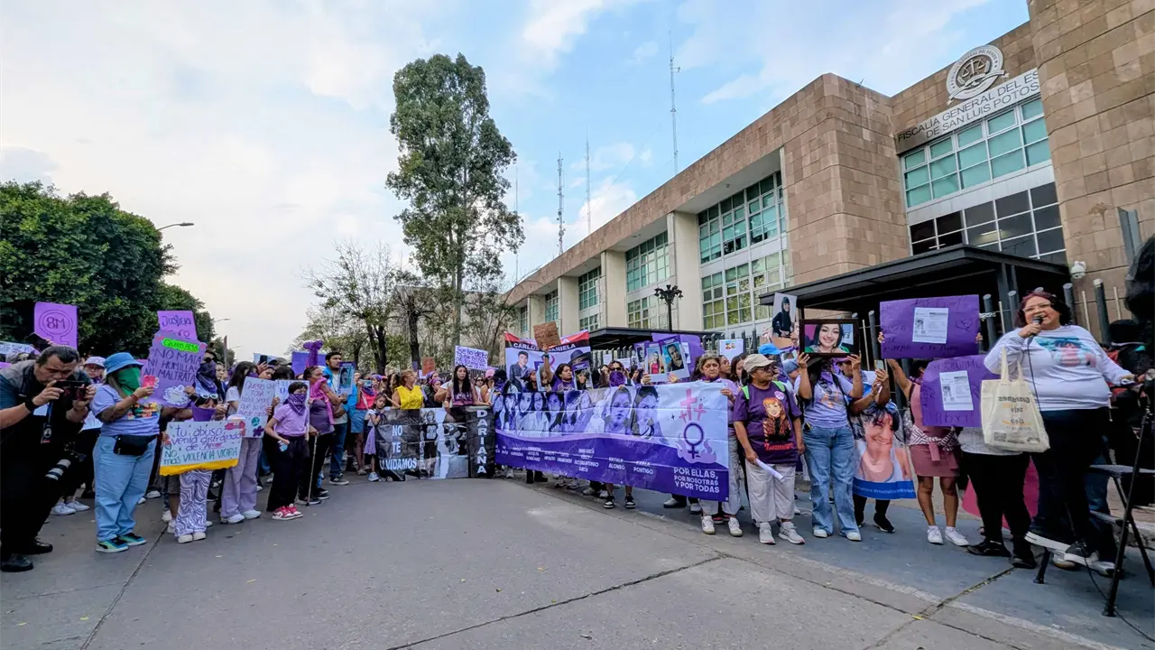 Marcha conmemorativa del 8M llega a Fiscalía