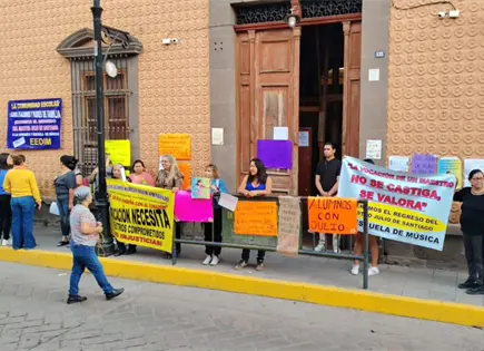 Protestan por cese de maestro de la escuela de m&uacute;sica Juli&aacute;n Carrillo