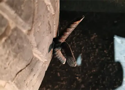 Ponchallantas causan da&ntilde;os en varios veh&iacute;culos en Valles