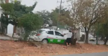 Taxista sufre accidente, termina en el camell&oacute;n