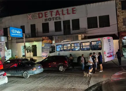 Autob&uacute;s urbano sube a banqueta y choca contra hotel en Ciudad Valles; no hubo heridos