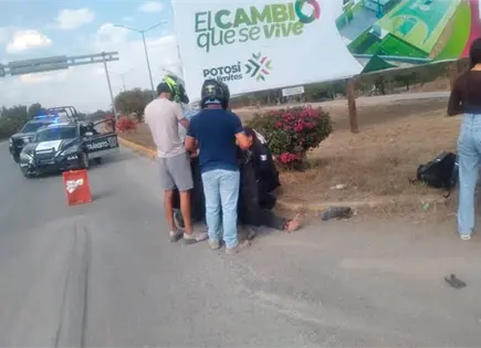 Choca motociclista contra una camioneta