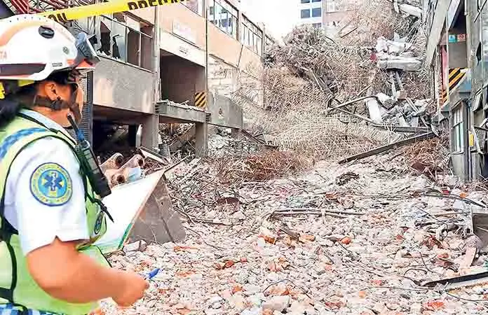 Colapsa un edificio en CDMX; un muerto