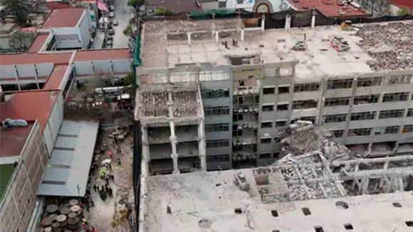 Colapso de edificio en demolici&oacute;n alarma a vecinos en CDMX