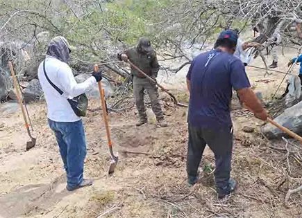 Hallan 5 fosas y restos expuestos en Comond&uacute;