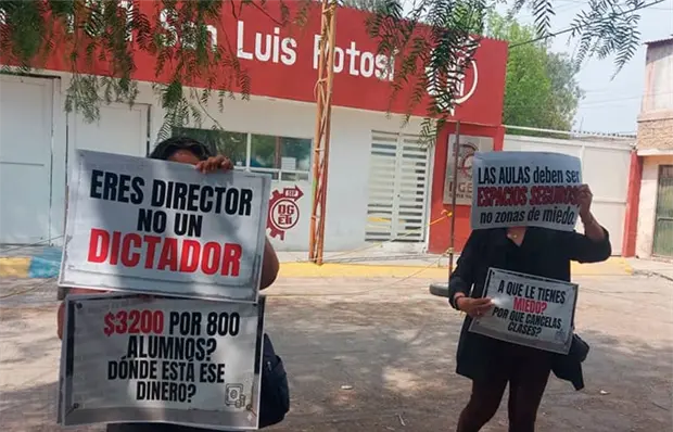 Madres protestan en el CBTis 131