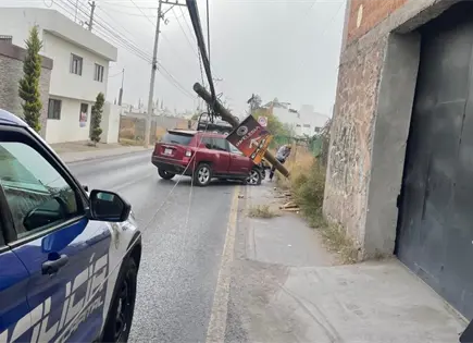 Estrellan auto en poste y malla cicl&oacute;nica en Papagayos