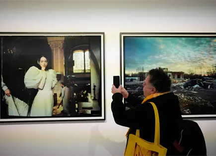 Yorgos Lanthimos inaugura exposici&oacute;n de fotograf&iacute;a en Atenas