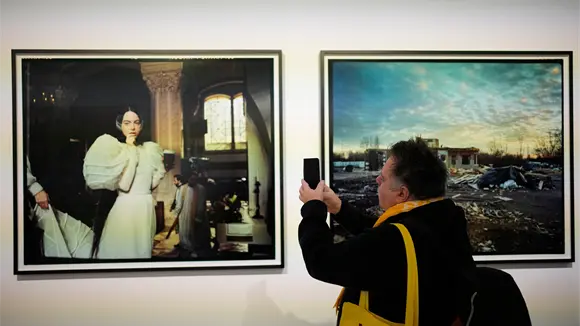 Yorgos Lanthimos inaugura exposici&oacute;n de fotograf&iacute;a en Atenas