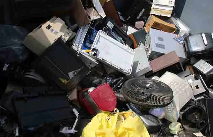 Alertan por electrónicos en tiraderos clandestinos