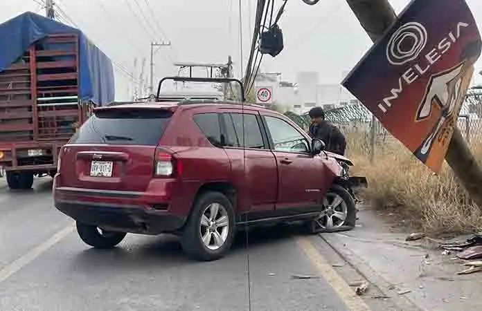 Derriba camioneta poste en la avenida Papagayos
