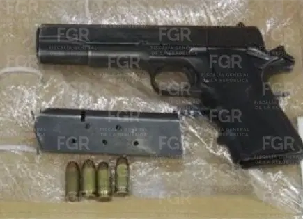 A disposici&oacute;n de FGR, dos personas en posesi&oacute;n de arma de fuego