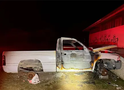 Bomberos controlan incendio que casi calcin&oacute; una camioneta