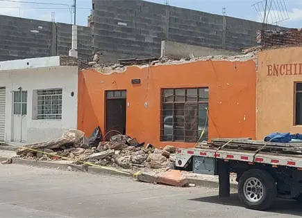 Colapsa barda de vivienda en Soledad