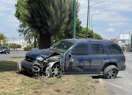 Impactan camioneta en poste sobre bulevar San Luis