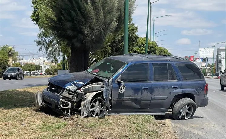 Impactan camioneta en poste sobre bulevar San Luis