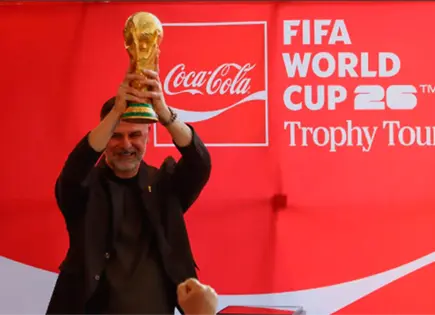 Quer&eacute;taro recibe trofeo original de la Copa Mundial FIFA