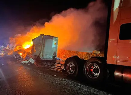 Arde un tr&aacute;iler en carambola de la &acute;57