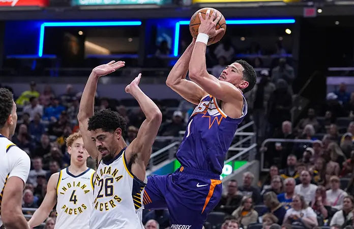 Booker y los Suns someten a Indiana