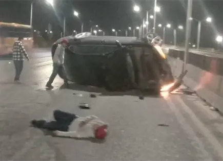 Conductor sale de su auto tras volcar en Perif&eacute;rico