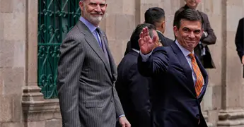 Felipe VI visita Bolivia y se re&uacute;ne con presidente Paz