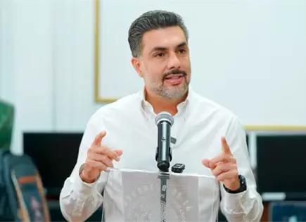 Jes&uacute;s Sesma respalda a taxistas del AICM y pide revisi&oacute;n de reglas