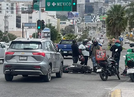 Motociclista es embestido en avenida Chapultepec