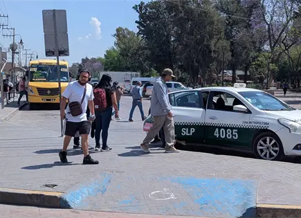 Taxistas torean a la Policía Vial en Alameda Taxistas torean a la Policía Vial en Alameda