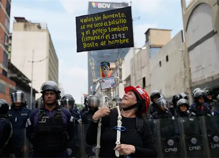 Trabajadores y jubilados protestan en Caracas por salarios dignos