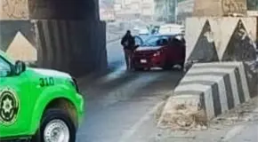 Conductor impacta su auto en muro de R&iacute;o Santiago