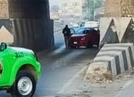 Conductor impacta su auto en muro de R&iacute;o Santiago
