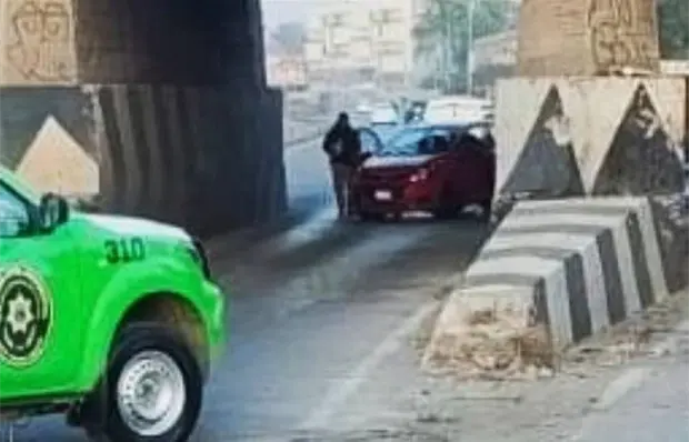 Conductor impacta su auto en muro de R&iacute;o Santiago