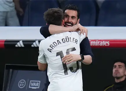 El Real Madrid golea al Elche y acecha al Barça El Real Madrid golea al Elche y acecha al Barça