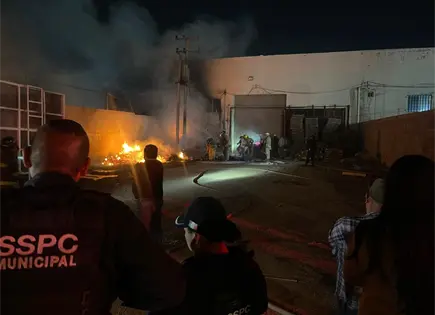 Incendio en tarimera de la colonia Salk II moviliza a bomberos Incendio en tarimera de la colonia Salk II moviliza a bomberos