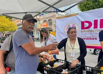 Regala DIF municipal mangos a la poblaci&oacute;n