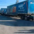 Remolque de tráiler se hunde en una calle