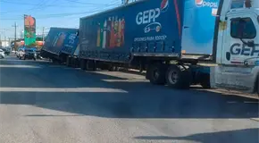 Remolque de tr&aacute;iler se hunde en una calle