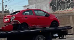 Auto se impacta contra puente en río Santiago