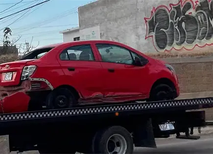 Auto se impacta contra puente en r&iacute;o Santiago