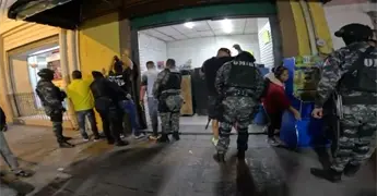 Retiran puesto donde vend&iacute;an y beb&iacute;an alcohol en pleno Centro