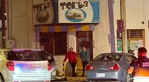 Impactan vehículos en cruce del Barrio de Tequis