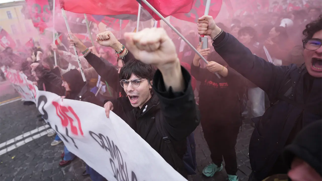 Miles protestan en Roma contra reformas judiciales y guerra