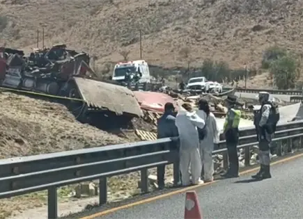 Muere conductor tras volcadura de tr&aacute;iler en la 57