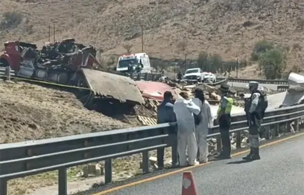 Muere conductor tras volcadura de tráiler en la 57 Muere conductor tras volcadura de tráiler en la 57