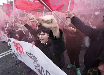 Protestan vs. la guerra y reformas de Meloni