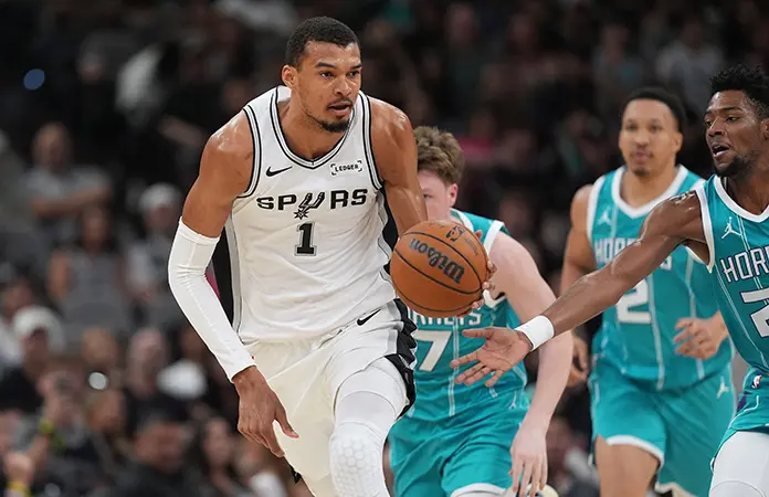 Spurs vencen a los Hornets