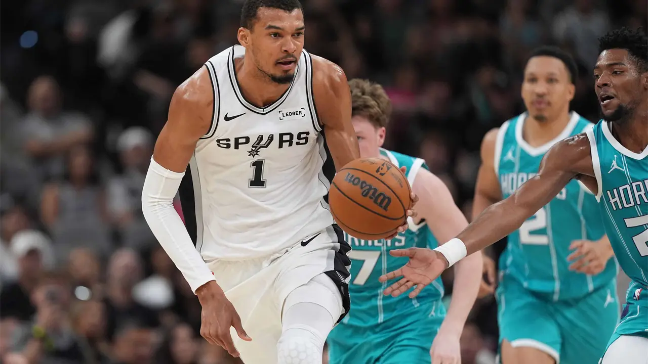 Victor Wembanyama regresa y guía victoria de Spurs en San Antonio