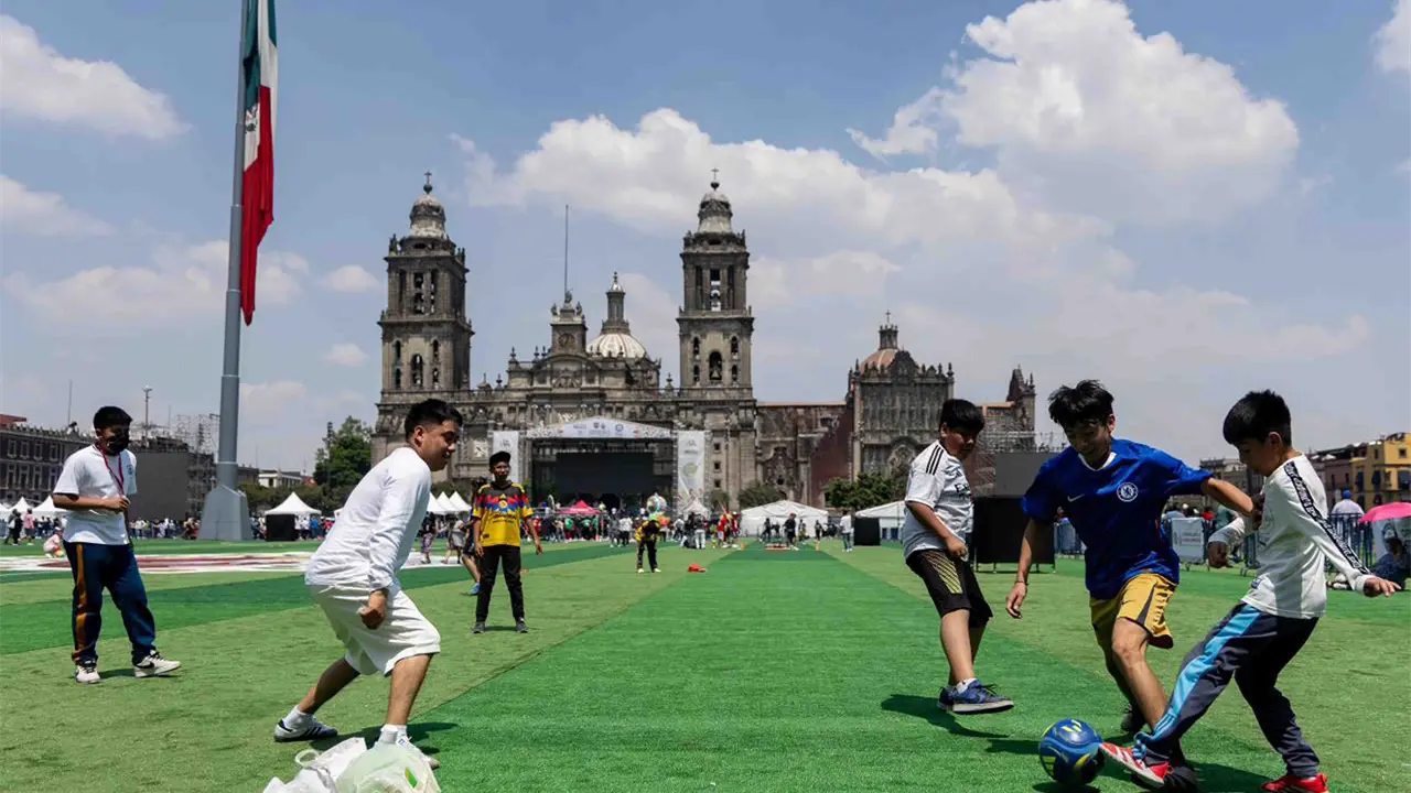 Zócalo se transforma en cancha gigante tras récord Guinness futbol