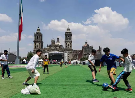 Zócalo se transforma en cancha gigante tras récord Guinness futbol Zócalo se transforma en cancha gigante tras récord Guinness futbol